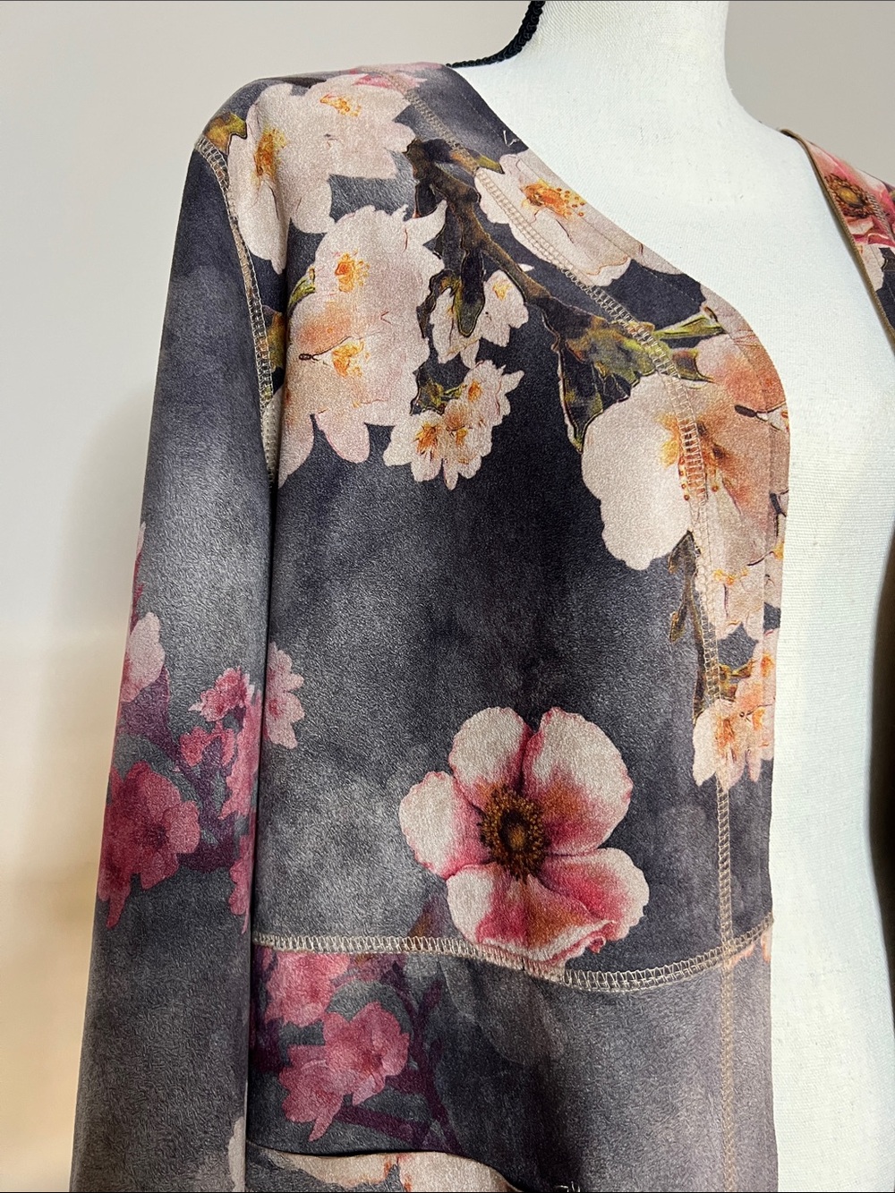 🌸🌺Solitaire Floral Open Front Long Coatigan in Charcoal with Pink & Cream - Picture 4 of 6